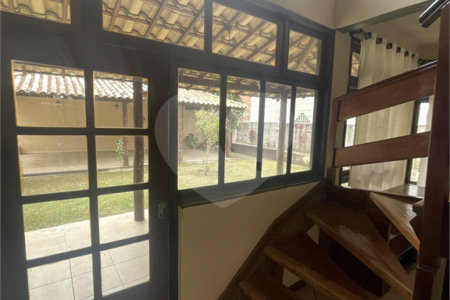 Casa à venda com 5 quartos, sendo 3 suítes, no condomínio Recanto das Palmeiras, Rio de Janeiro - RJ