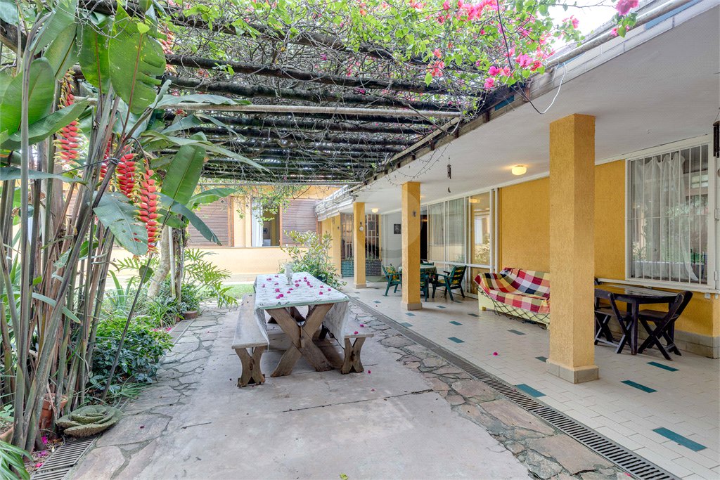 Casa Térrea à venda ou para alugar com 5 quartos, sendo 2 suítes,  em Jardim Prudência, São Paulo, SP