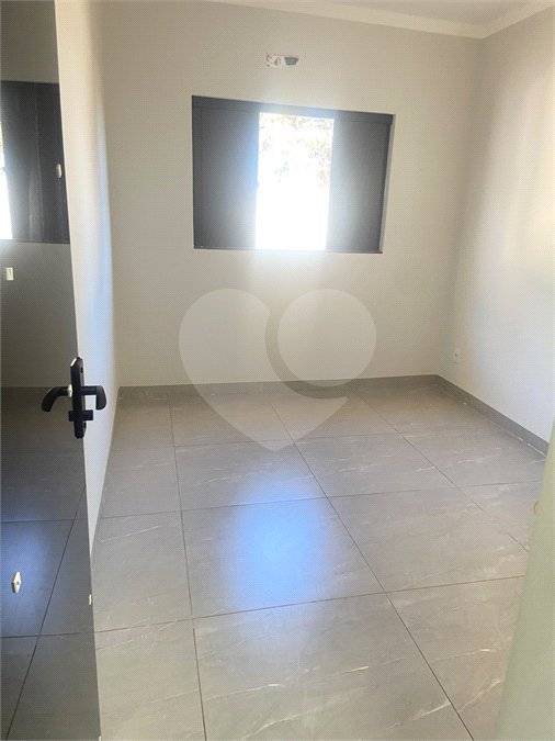Casa à venda com 3 quartos, sendo 1 suíte, no condomínio Residencial Alto da Boa Vista, Araraquara - SP