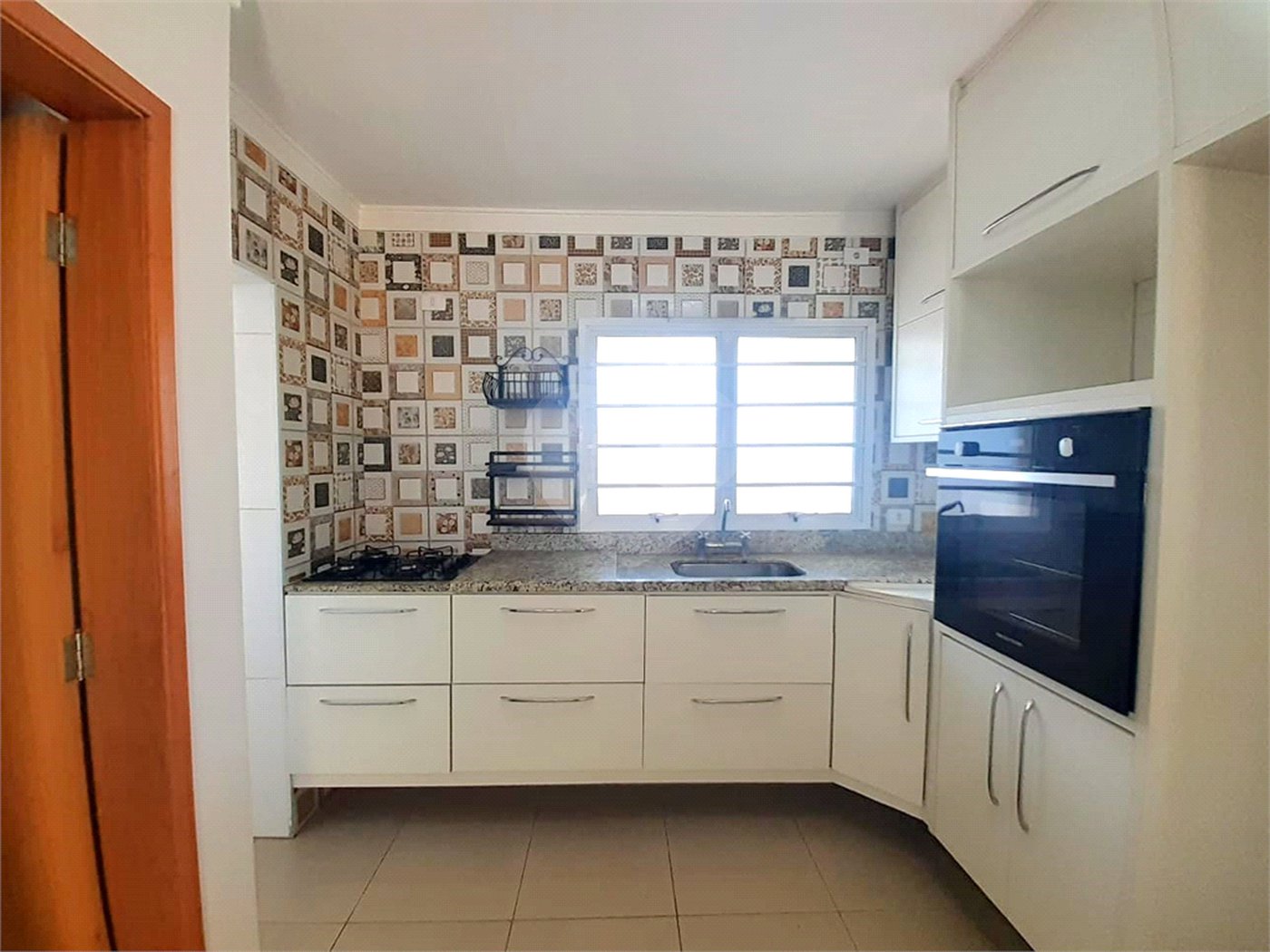 Casa à venda com 3 quartos, sendo 1 suíte, no condomínio Apeu, São Paulo - SP