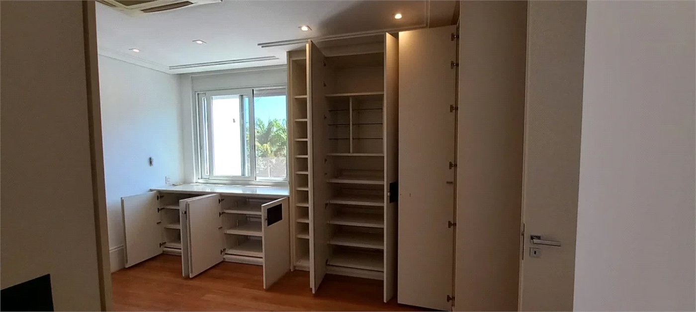 Sobrado à venda ou para alugar com 7 quartos, sendo 4 suítes, em Cidade Jardim, São Paulo, SP