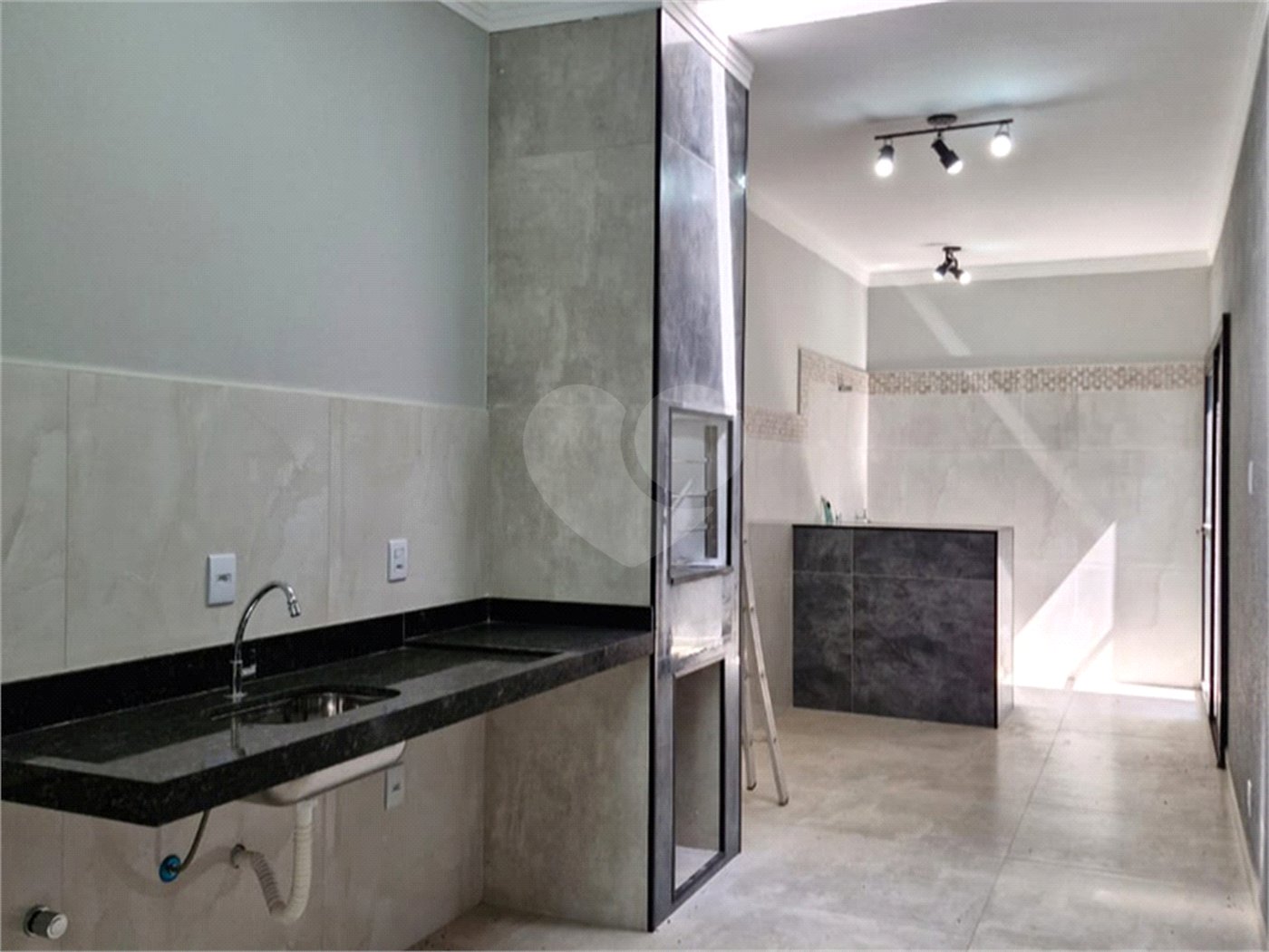 Casa à venda com 2 quartos, sendo 1 suíte, no condomínio Residencial Jardim, Sorocaba - SP