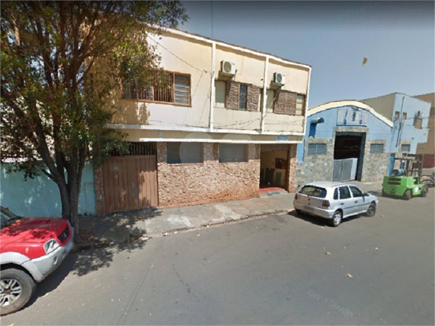 Sobrado com 4 dormitórios.