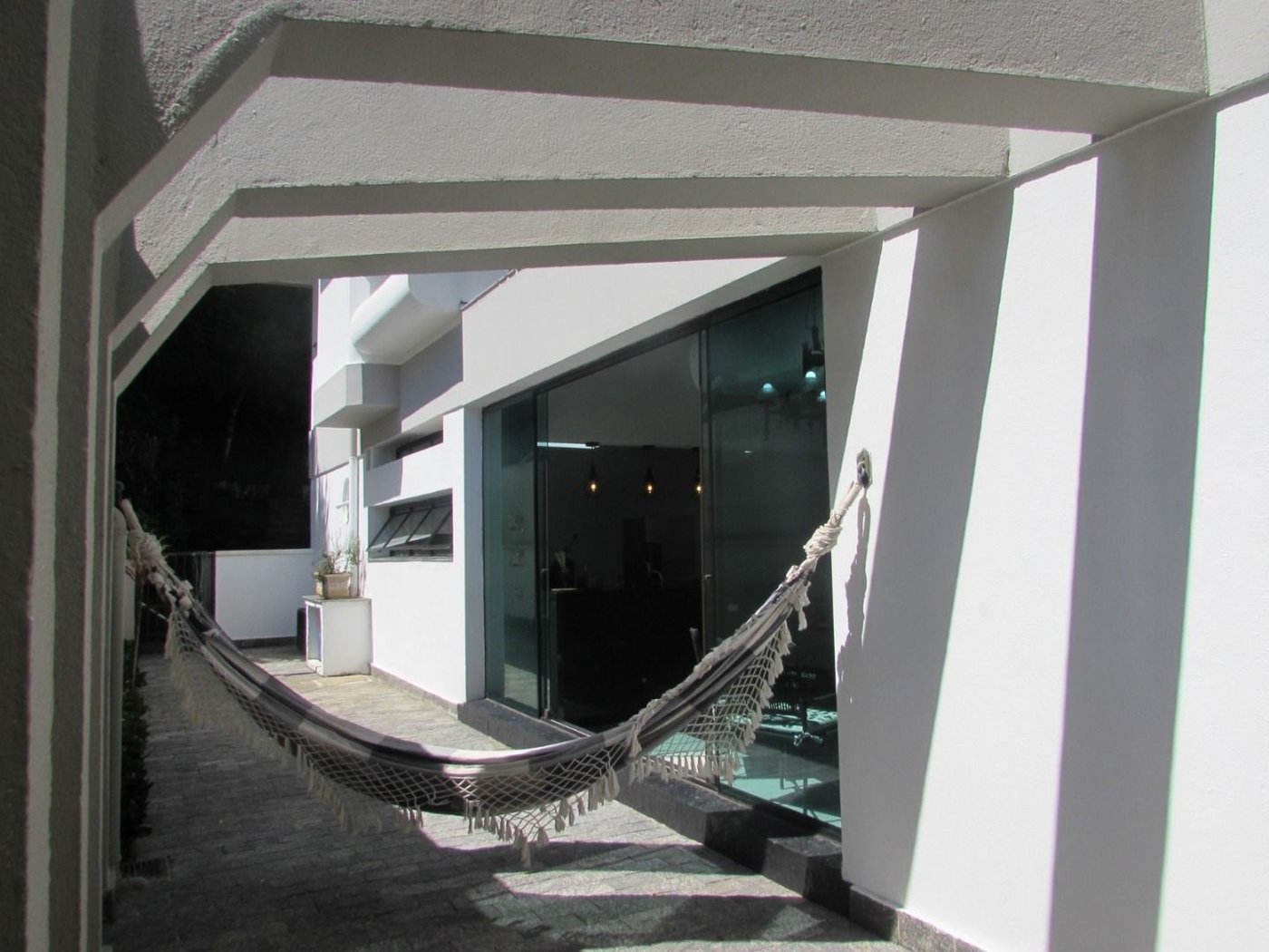 Casa de Alto Padrão com 5 Suítes e Lazer Completo– Guarujá
