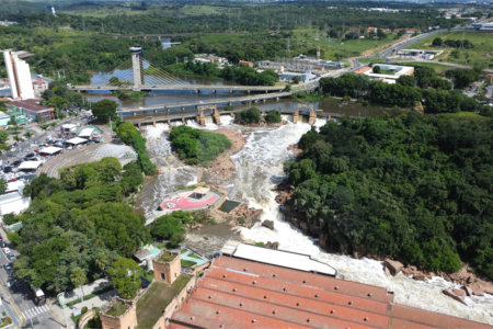 Casa à venda com 4 quartos, sendo 1 suíte, em Jardim Celani, Salto, SP