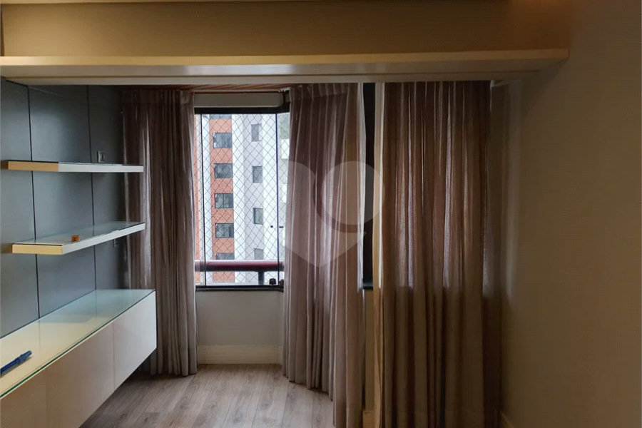 Linda cobertura Duplex om 3 dormitórios, sendo uma suíte com armários e ar condicionado e 2 vagas .