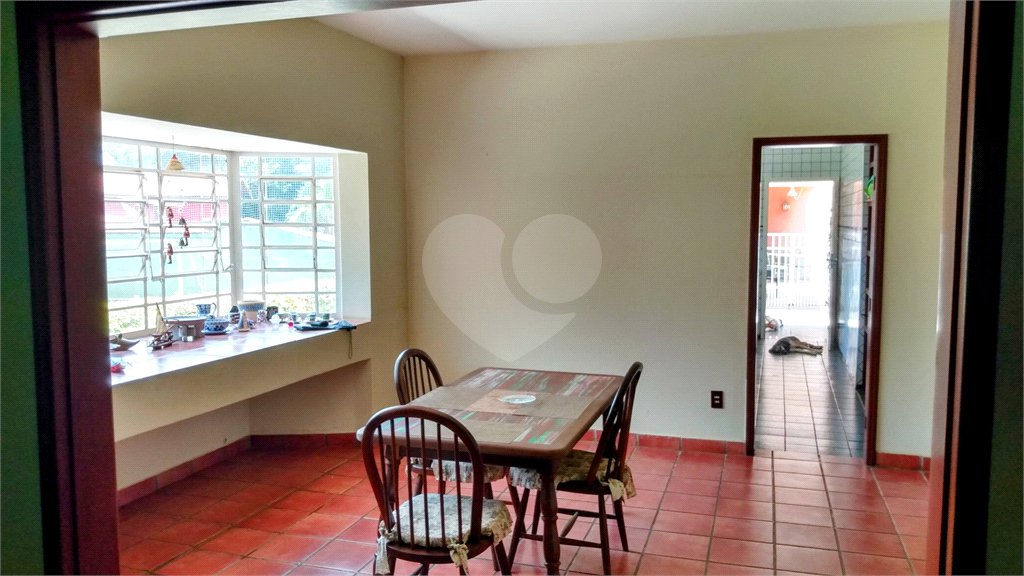 Casa à venda com 4 quartos, sendo 1 suíte, no condomínio Residencial Vale das Laranjeiras, Indaiatuba - SP