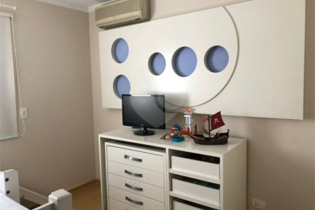 Apartamento à venda com 3 quartos, sendo 1 suíte,  em Bosque da Saúde, São Paulo, SP
