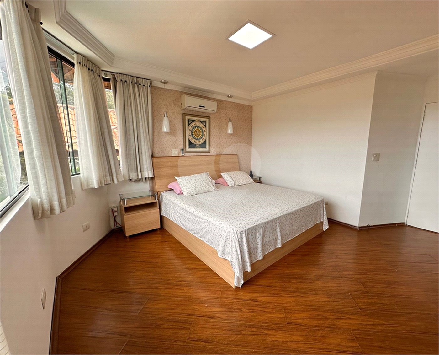 Casa à venda com 5 quartos, sendo 3 suítes, no condomínio Jd Itatinga, São Paulo - SP