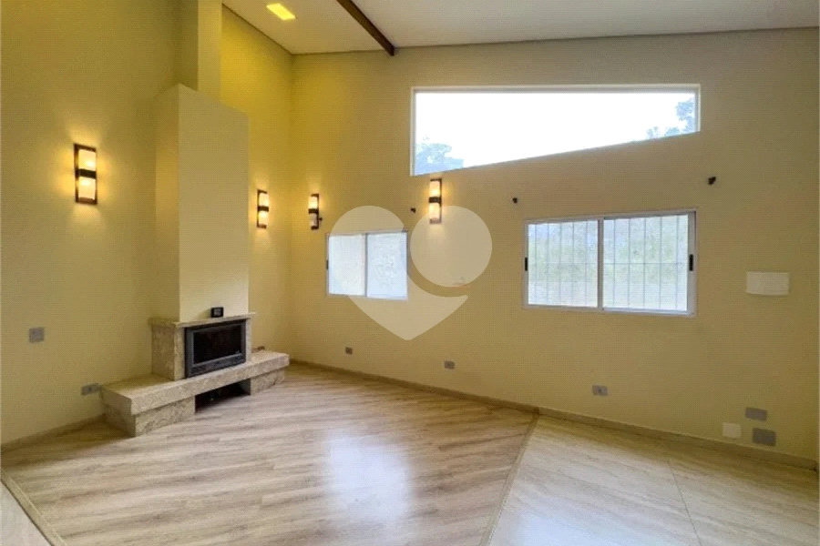 Casa à venda com 3 quartos, sendo 1 suíte, no condomínio Jardim da Montanha I, Mairiporã - SP