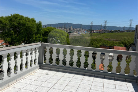 Sobrado à venda com 3 quartos, sendo 1 suíte, em Conjunto Habitacional Brás Cubas, Mogi das Cruzes, SP