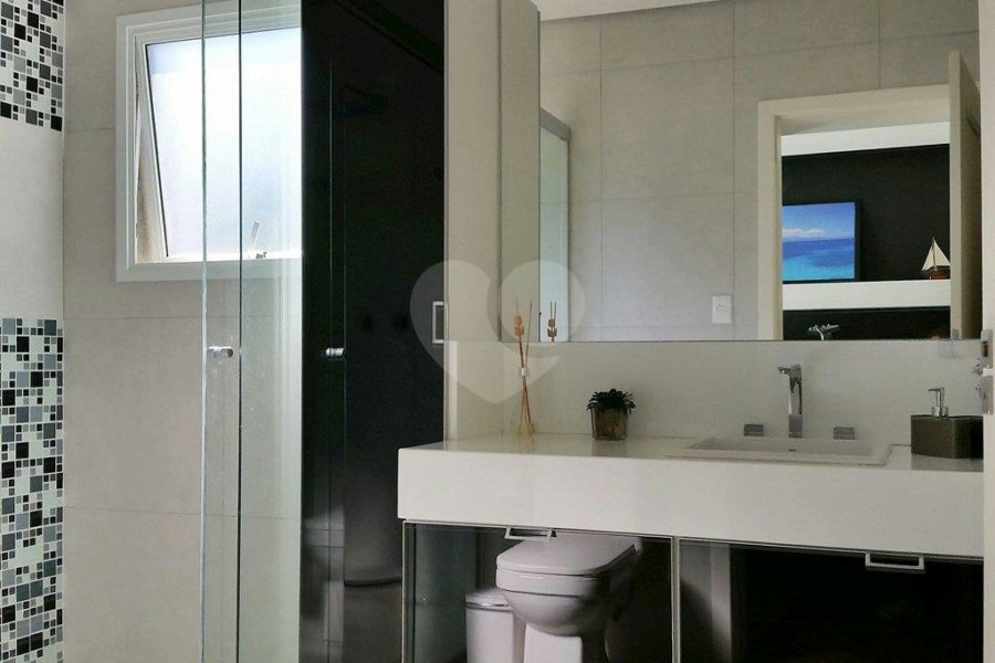 Casa à venda com 6 quartos, sendo 3 suítes, no condomínio Travessa Manuel Antônio Ferreira,85, São Paulo - SP