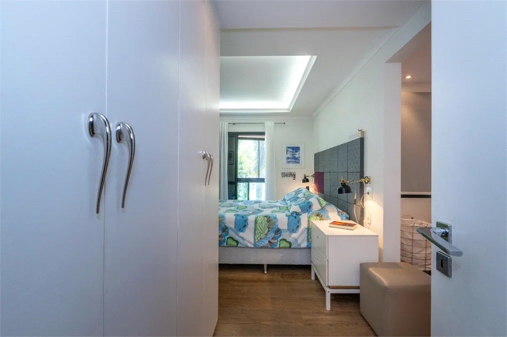 Apartamento à venda com 3 quartos, sendo 1 suíte, em Jardim Morumbi, São Paulo, SP