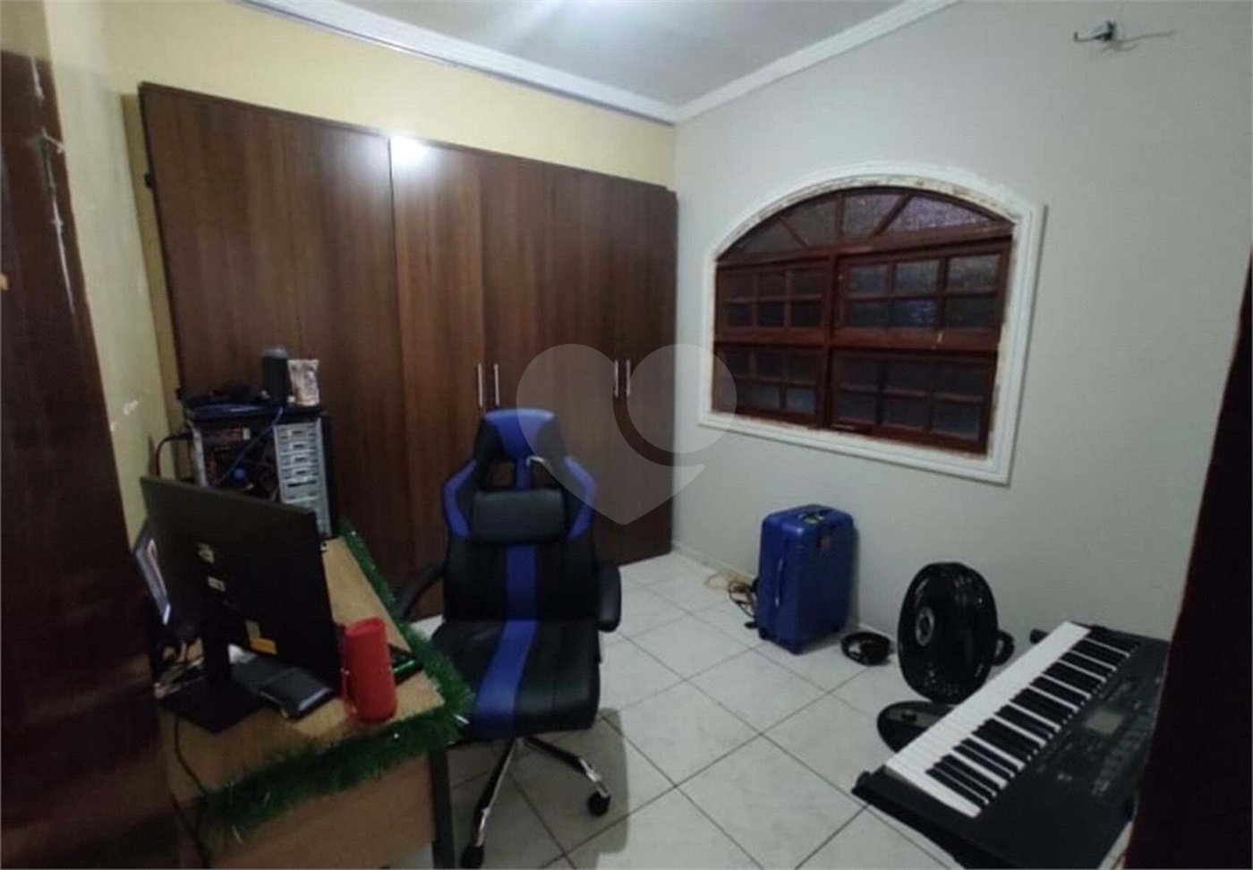 CASA A VENDA NO BAIRRO NOVO HORIZONTE COM 200M², 4 DORMITÓRIOS, 2 BANHEIROS, 2 VAGAS, SJC