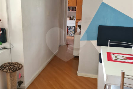Apartamento com 3 dormitórios, sendo 1 suíte.