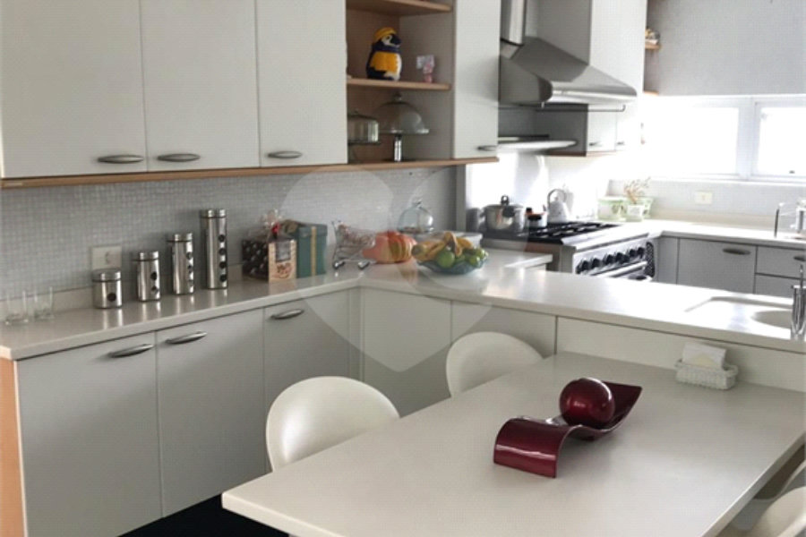 Casa à venda com 4 quartos, sendo 8 suítes, no condomínio Residencial Jd. Ibiratiba, São Paulo - SP