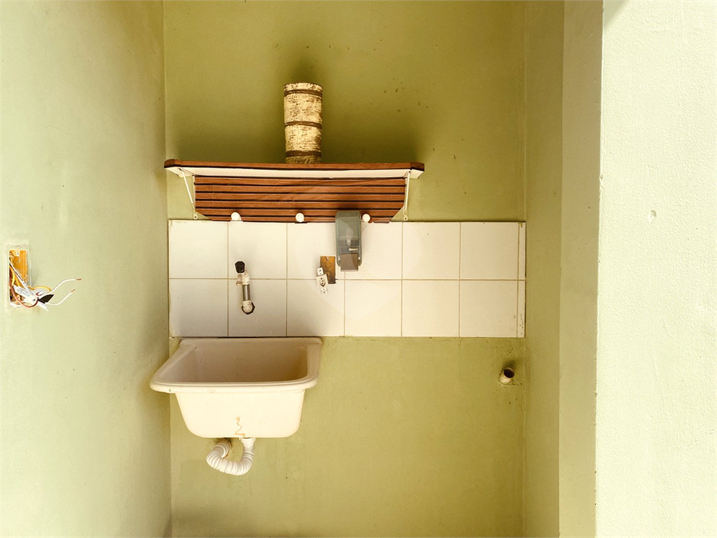 Casa em condomínio para alugar com 2 quartos, sendo 1 suíte, em Caravelas, Armação dos Búzios, RJ