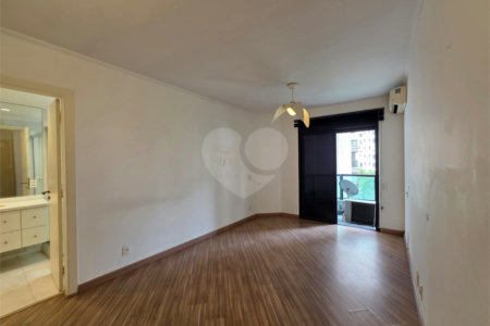 Apartamento à venda com 3 suítes em Vila Uberabinha, São Paulo, SP