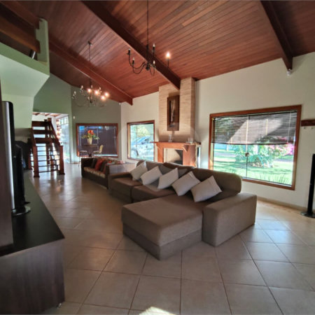 Casa à venda com 7 quartos, sendo 4 suítes, no condomínio Riviera de Santa Cristina XIII, Paranapanema - SP