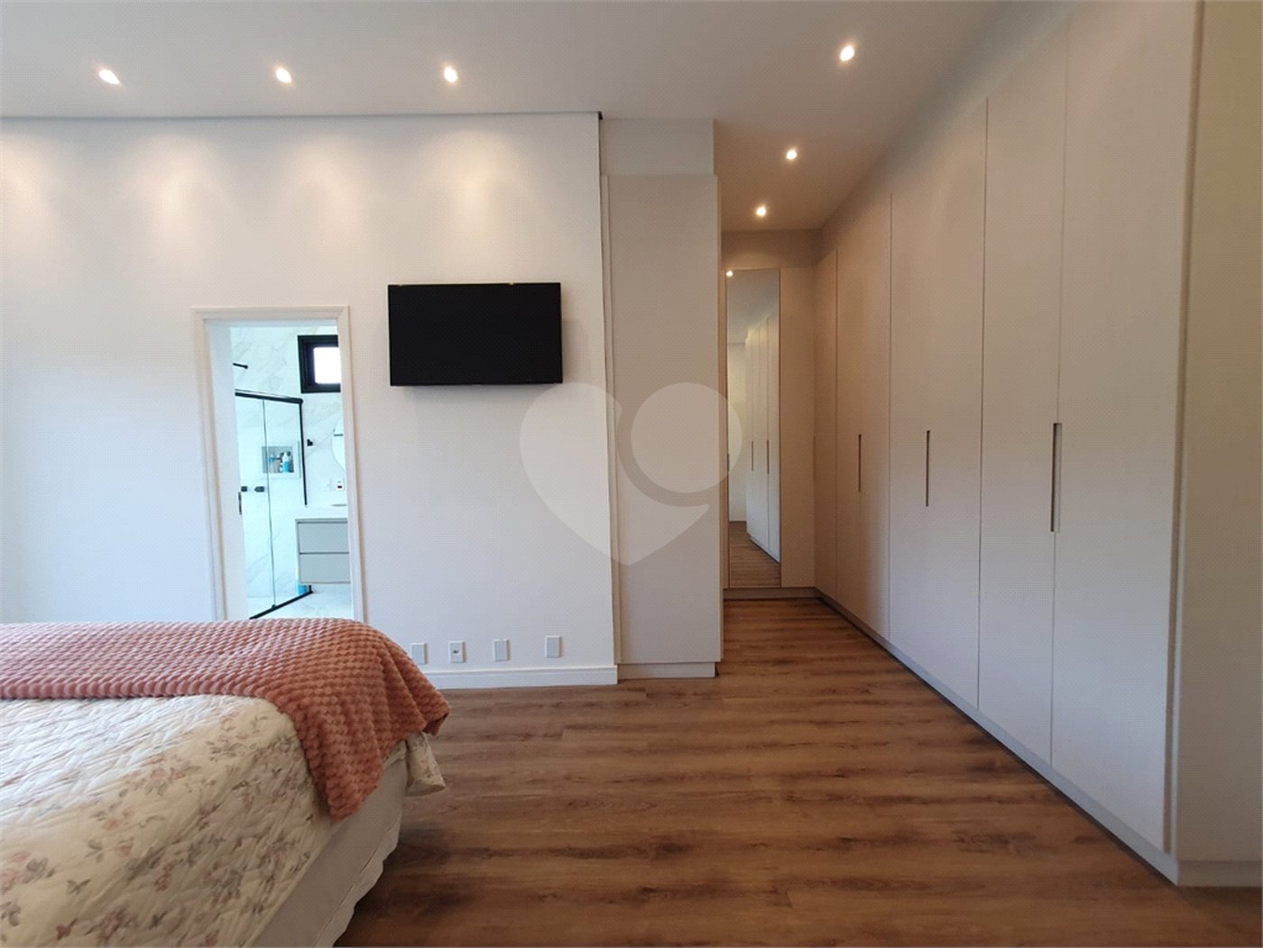 Casa à venda com 6 quartos, sendo 5 suítes, no condomínio Jardim Primavera, Louveira - SP