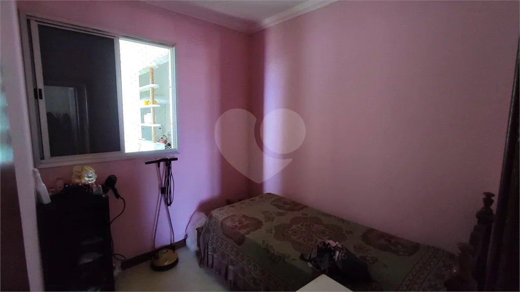 Vende-se apartamento de dois dormitórios no Edifício Marseille, no Centro de Piracicaba;