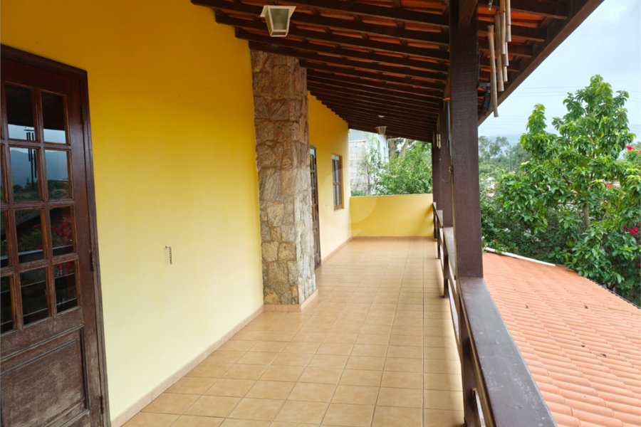 Casa à venda com 4 quartos, sendo 2 suítes,  em Country Residencial Felix, Bom Jesus dos Perdões, SP