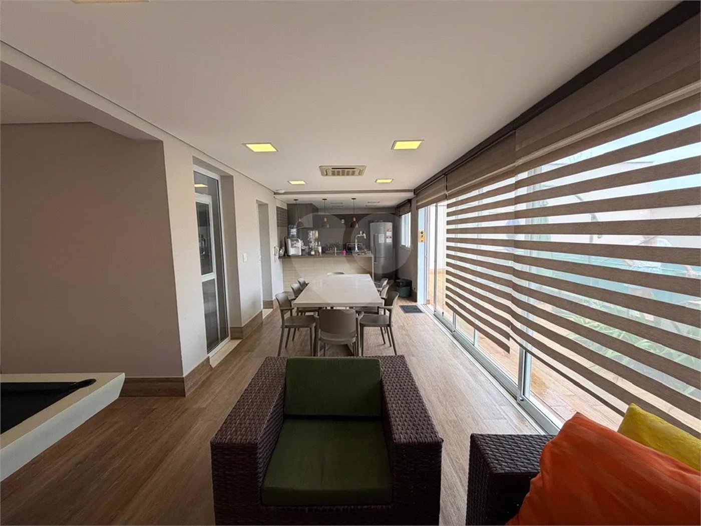 Casa de alto padrão em condomínio exclusivo com 4 suítes