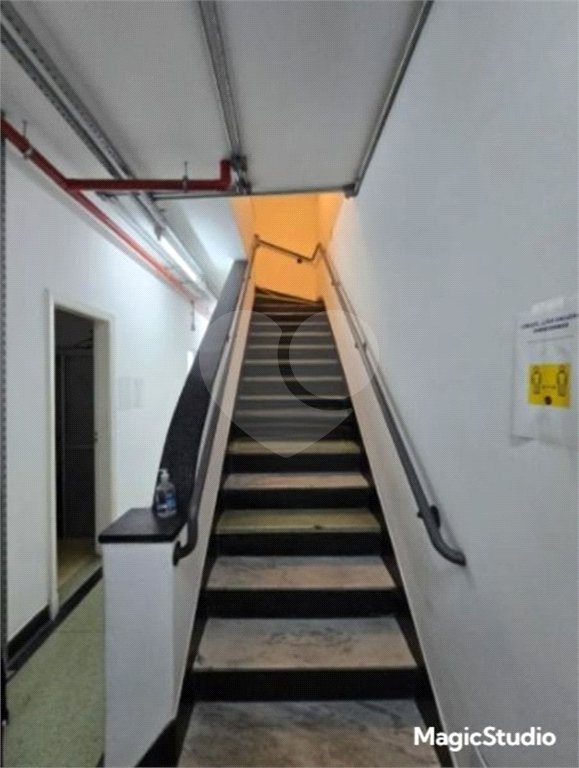Prédio Comercial com 300m² , 3 pavimentos , refeitório , 2 banheiros , à venda no Brás.