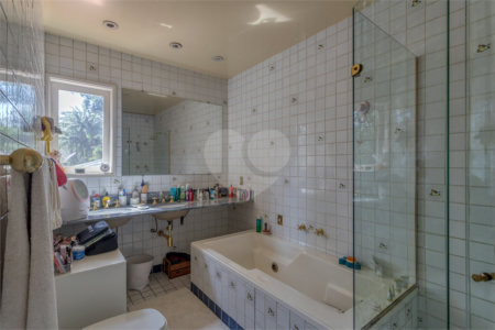 Casa à venda com 6 quartos, sendo 2 suítes, no condomínio Chácara Flora, São Paulo - SP