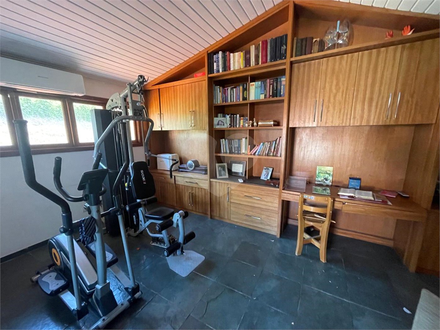 Casa à venda com 4 quartos, sendo 2 suítes, no condomínio Residencial Ypê Branco II, São Paulo - SP