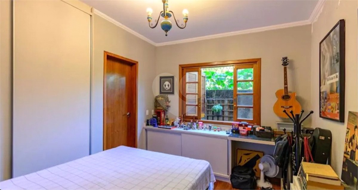 Casa à venda com 4 quartos, sendo 2 suítes,  em Granja Viana, Cotia, SP