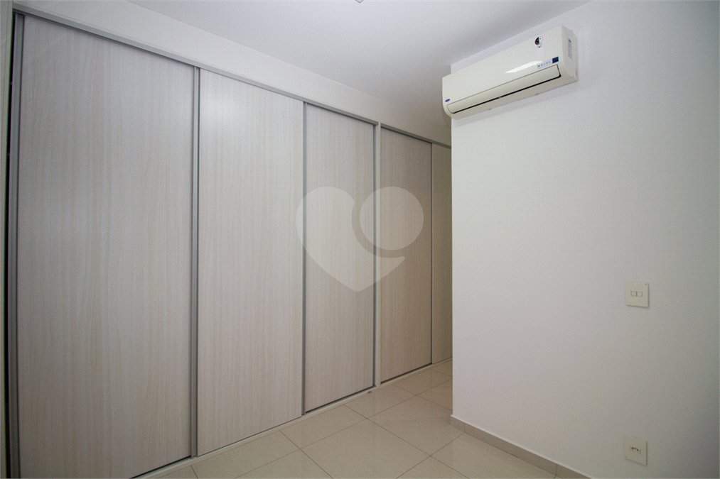 Apartamento com 02 dormitórios, sendo 1 suíte com 02 vagas de garagem