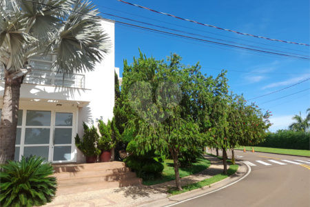 Casa à Venda no Condomínio Damha III – Elegância e Conforto para sua Família
