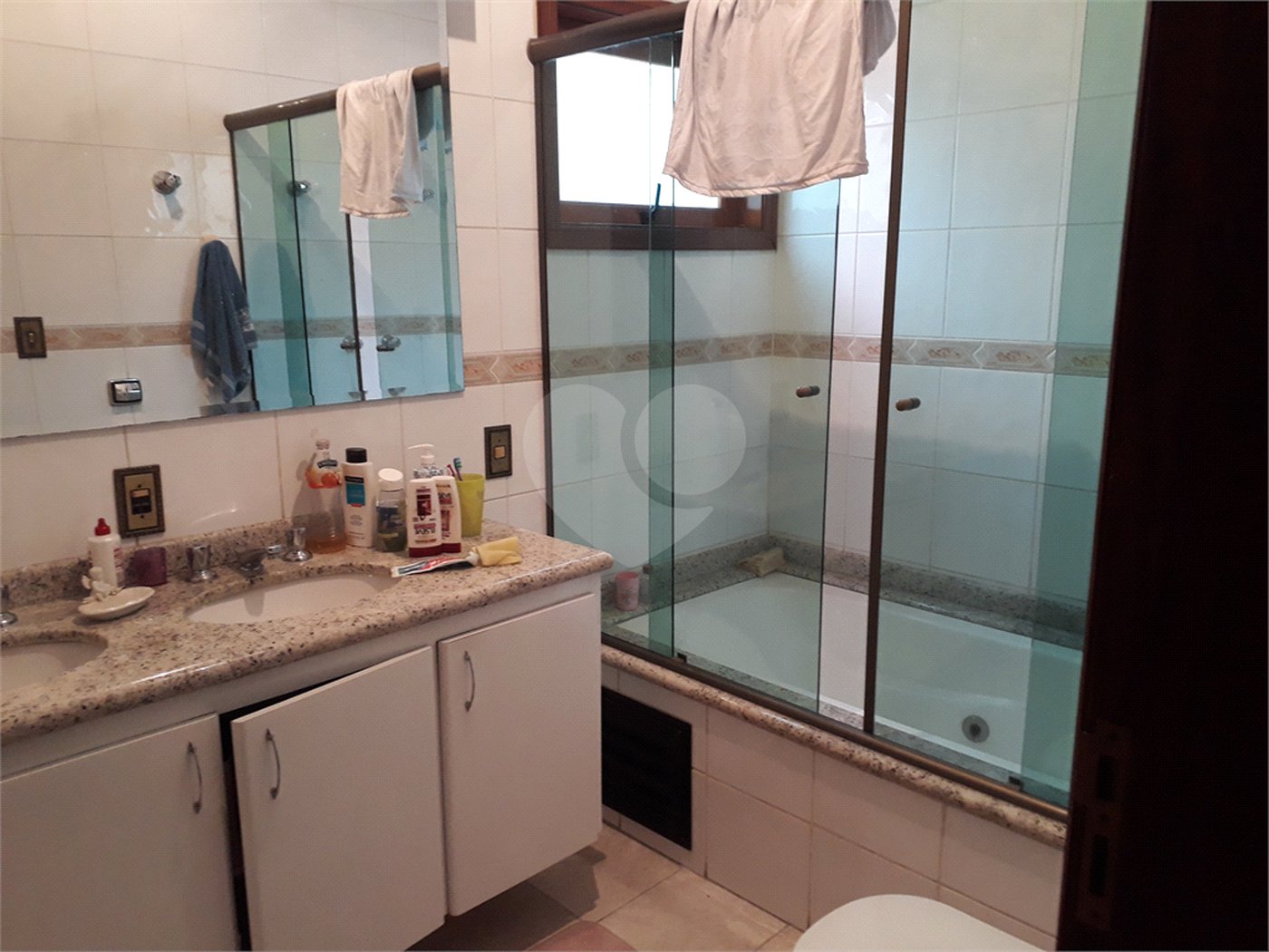 Mansão em condomínio, com 6 suites, e vagas para 15 autos....