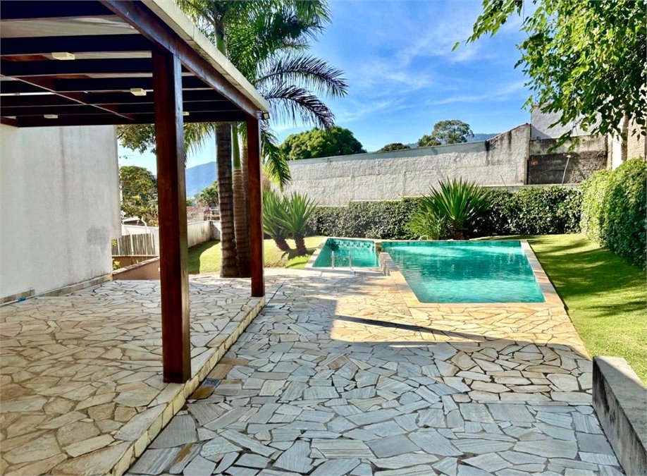 Casa à venda com 3 quartos, sendo 1 suíte, no condomínio Residencial Rio Preto Village, Atibaia - SP
