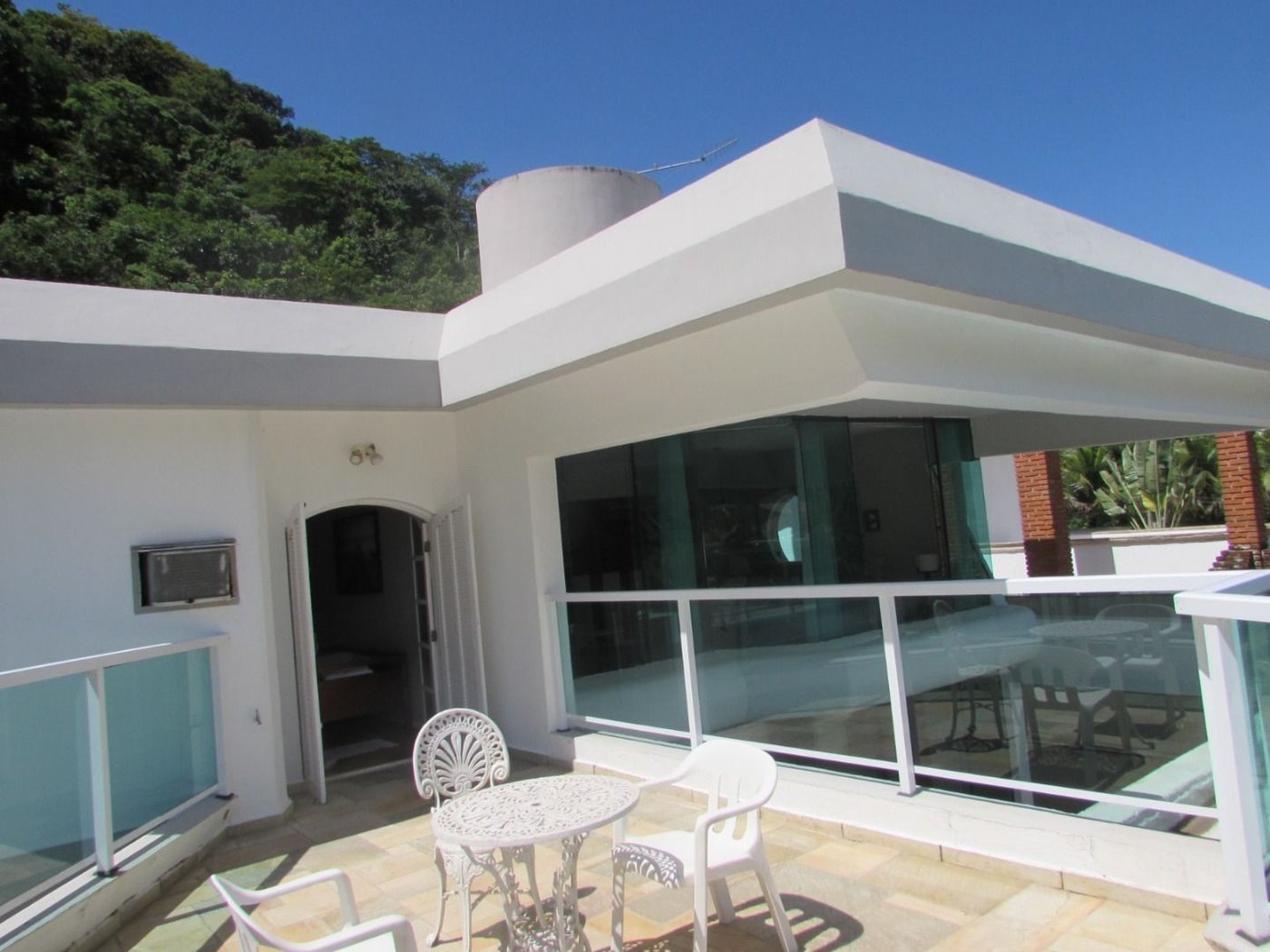 Casa de Alto Padrão com 5 Suítes e Lazer Completo– Guarujá