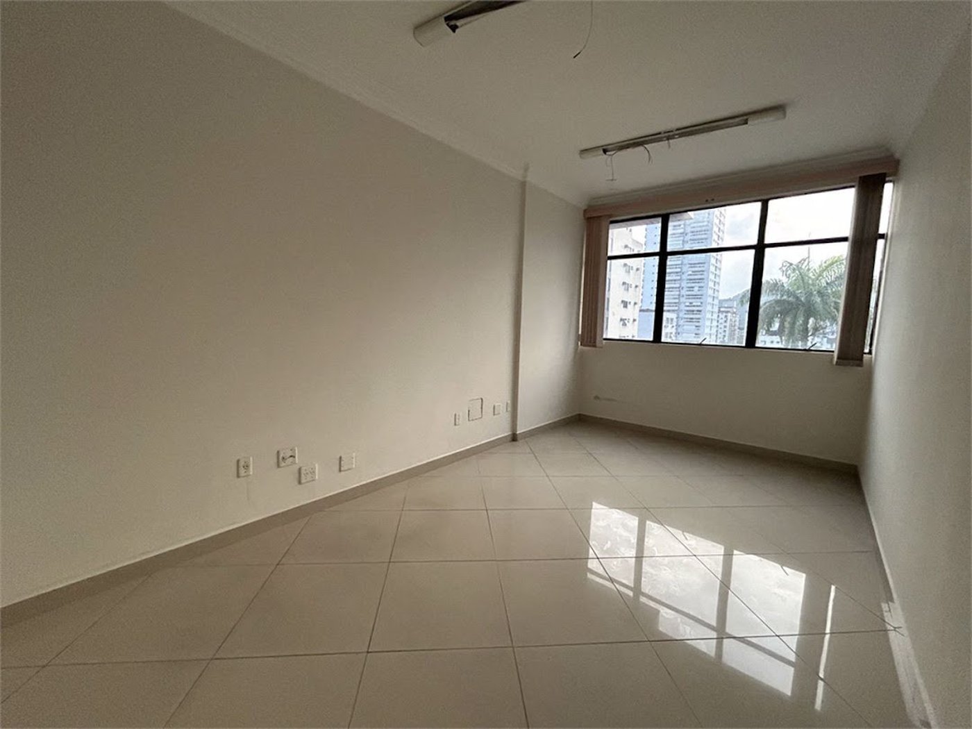 Sala Comercial à Venda no Gonzaga – Avenida Ana Costa – Santos/Sp