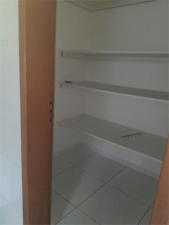 Casa à venda ou para alugar com 4 suítes em Chácaras São Carlos, Cotia, SP