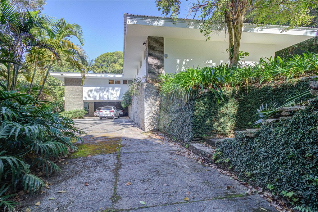 Casa para alugar com 5 quartos, sendo 3 suítes, no condomínio Chácara Flora, São Paulo - SP