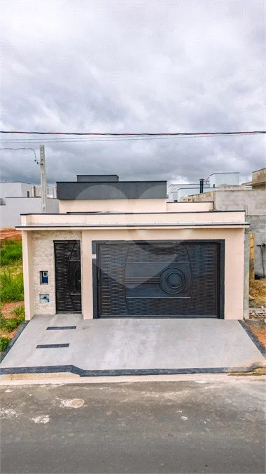 Indaiatuba - Jardim Bom sucesso - Área total: 150m² - Área construída: 115m² - 3 dormitórios sendo 1 suíte com armário planejado;Sala para dois ambientes; Banheiros com box gabinetes e espelhos; Área gourmet com churrasqueira a carvão e móveis planejados; Lavanderia coberta; Ar condicionado na sala
