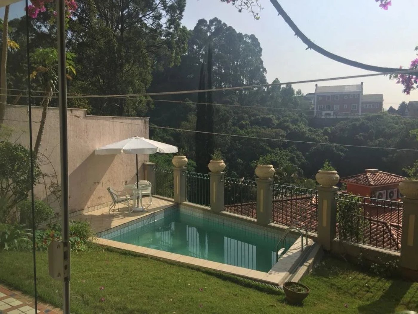 Casa à venda com 5 quartos, sendo 4 suítes, no condomínio Jardim Vitória Régia, São Paulo - SP