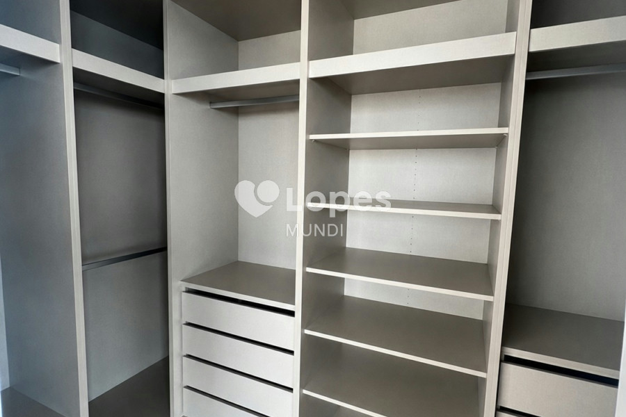Apartamento T4 à venda em Lordelo do Ouro, Porto, Portugal – 240 m²