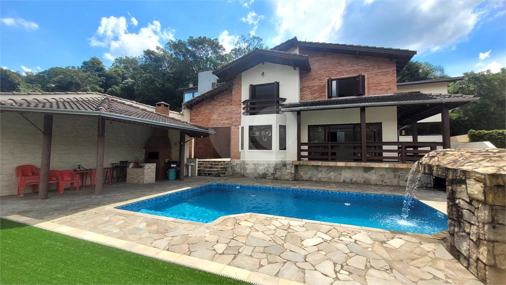 Casa à venda com 5 quartos, sendo 3 suítes, no condomínio Alpes da Cantareira, Mairiporã - SP