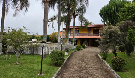 Casa à venda com 4 quartos, sendo 2 suítes,  em Country Residencial Felix, Bom Jesus dos Perdões, SP