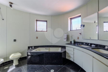 Apartamento à venda com 3 suítes em Moema, São Paulo, SP
