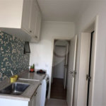 Apartamento de 130 m² com três dormitórios, sendo uma suíte, com armários embutidos, dependências de empregado e lavabo