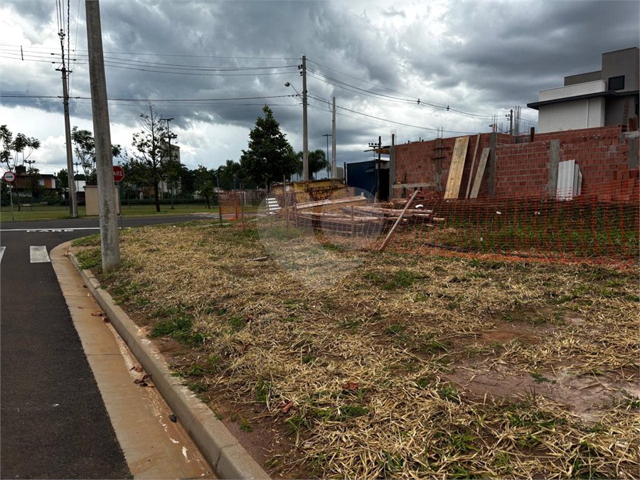 LOTE DE ESQUINA NO CONDOMINIO RESIDENCIAL DAMHA IV