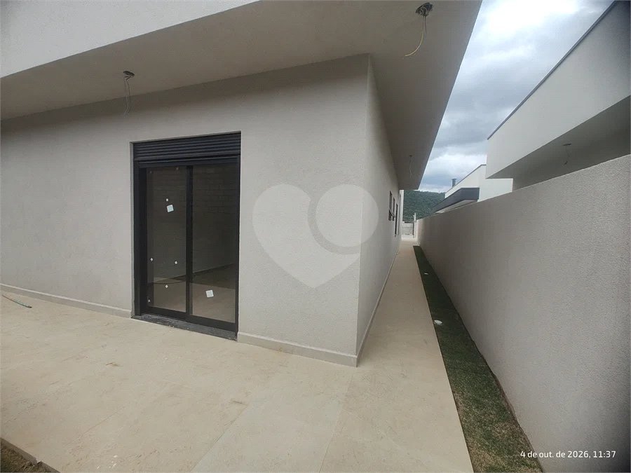 Casa exclusiva em Atibaia de alto padrão com 3 suítes, piscina, espaço gourmet, condomínio fechado, aceita financiamento