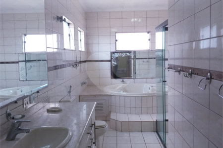 Casa à venda com 4 quartos, sendo 3 suítes, no condomínio Arujá 5, Arujá - SP