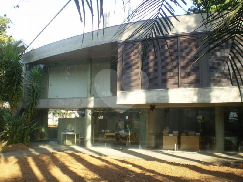 Sobrado à venda com 7 quartos, sendo 4 suítes, em Jardim Petrópolis, São Paulo, SP